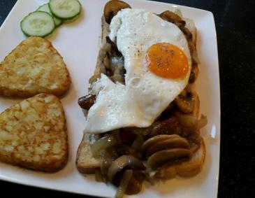 Schnitzel-Schwammerltoast mit Ei Schnitzel-Schwammerltoast mit Ei
