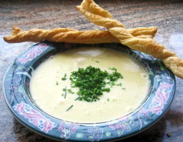 Knoblauchcremesuppe mit Knoblauchsticks Knoblauchcremesuppe mit Knoblauchsticks