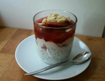 Chia-Joghurt mit Zwetschkenröster Chia-Joghurt mit Zwetschkenröster