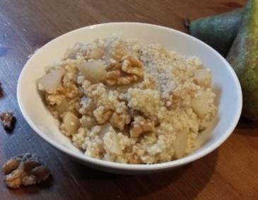 Warmes Hirsefrühstück mit Birne und Walnüssen Warmes Hirsefrühstück mit Birne und Walnüssen