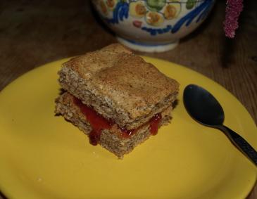 Schneller Nusskuchen mit Ribiselmarmelade Schneller Nusskuchen mit Ribiselmarmelade
