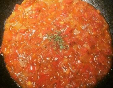 Tomaten-Zwiebel-Letscho mit Chiasamen Tomaten-Zwiebel-Letscho mit Chiasamen