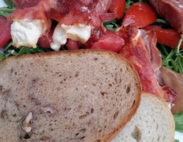 Gegrillter Feta im Speckmantel Gegrillter Feta im Speckmantel