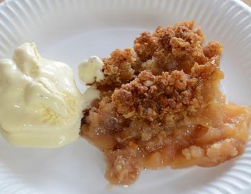 Apple Crumble mit Vanille-Eis Apple Crumble mit Vanille-Eis