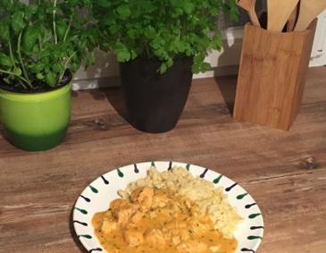 Rahmgulasch mit Hühnerfleisch und Spätzle Rahmgulasch mit Hühnerfleisch und Spätzle