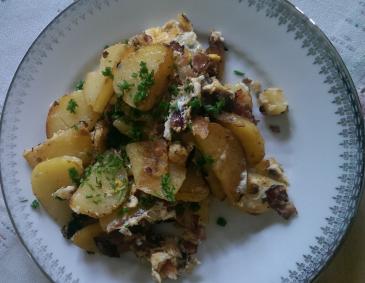 Kartoffel-Speck-Gröstl mit Ei Kartoffel-Speck-Gröstl mit Ei