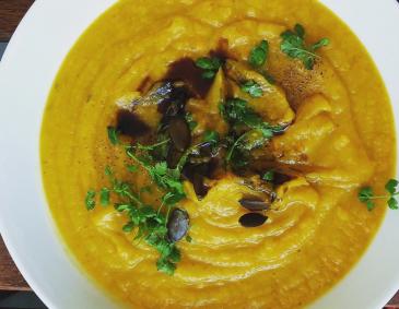 Herbstliche Kürbis-Linsen-Suppe Herbstliche Kürbis-Linsen-Suppe