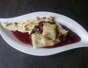 Nougattascherl mit Kirsch-Vanillesoße Nougattascherl mit Kirsch-Vanillesoße