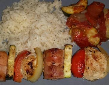 Putenspieß mit Pfannengemüse und Reis Putenspieß mit Pfannengemüse und Reis