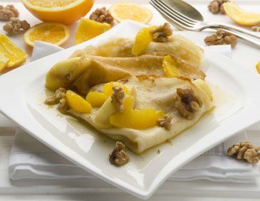 Flambierte Crêpes mit Rumäpfeln und Walnüssen
