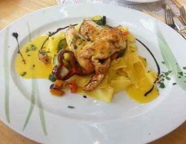 Gebratenes Huhn mit Senf-Specksauce und Nudeln Gebratenes Huhn mit Senf-Specksauce und Nudeln