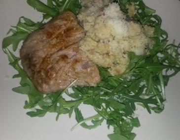 Welsfilet mit Hirse auf Rucola Welsfilet mit Hirse auf Rucola