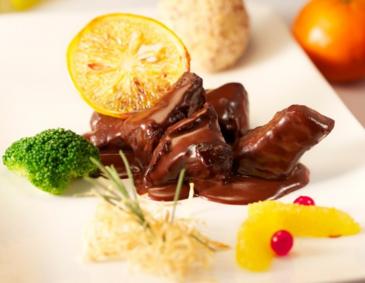 Hirschragout in Rotwein-Schokolade-Sauce Hirschragout in Rotwein-Schokolade-Sauce
