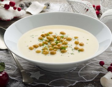 Grüner Veltliner-Cremesuppe mit Backerbsen Grüner Veltliner-Cremesuppe mit Backerbsen