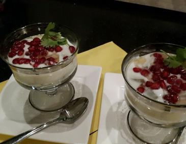Joghurt mit Birne und Granatapfelkernen Joghurt mit Birne und Granatapfelkernen