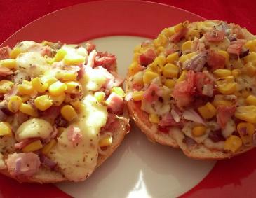 Überbackene Pizza-Semmeln Überbackene Pizza-Semmeln