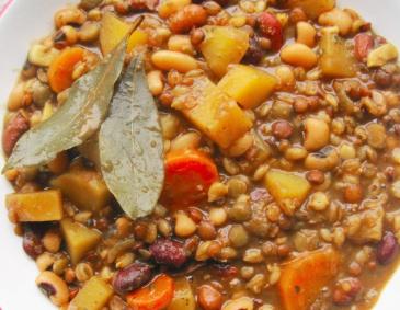Gemüseeintopf mit Bohnen, Linsen und Dinkel Gemüseeintopf mit Bohnen, Linsen und Dinkel