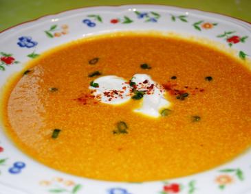Karottensuppe mit Chili und Frühlingszwiebeln Karottensuppe mit Chili und Frühlingszwiebeln