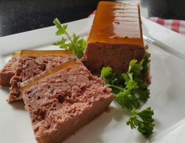 Fleischpastete mit Nüssen Fleischpastete mit Nüssen