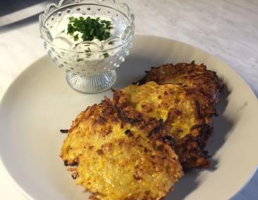 Kartoffel-Kürbis-Rösti mit Schnittlauch-Sauce Kartoffel-Kürbis-Rösti mit Schnittlauch-Sauce