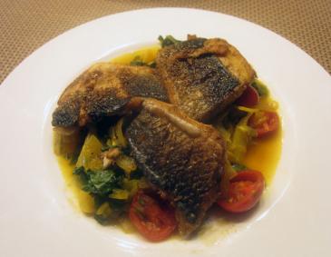 Wolfsbarsch auf Fenchel-Safrangemüse Wolfsbarsch auf Fenchel-Safrangemüse
