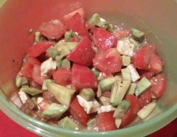 Tomaten-Avocadosalat mit Feta Tomaten-Avocadosalat mit Feta