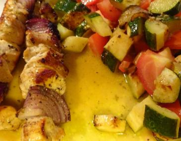 Zitronige Oregano-Hähnchenspieße mit Sommer-Grillsalat Zitronige Oregano-Hähnchenspieße mit Sommer-Grillsalat