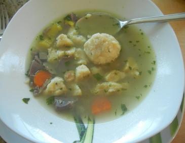 Omas Ganslsuppe mit Bröselknödeln Omas Ganslsuppe mit Bröselknödeln