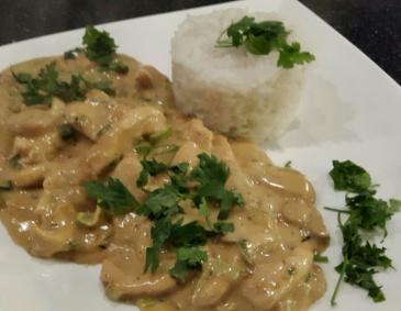 Hühnergeschnetzeltes in Rahmsauce Hühnergeschnetzeltes in Rahmsauce