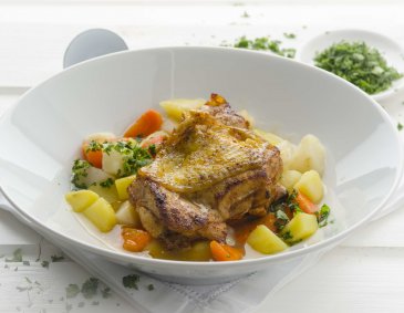 Winterlicher Gemüseeintopf mit Hendlkeulen Winterlicher Gemüseeintopf mit Hendlkeulen