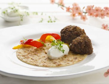 Kichererbsenpalatschinken mit Falafel, Spitzpaprika und Joghurt Kichererbsenpalatschinken mit Falafel, Spitzpaprika und Joghurt