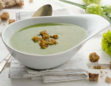 Brennnesselsuppe mit knusprigen Brotwürfeln Brennnesselsuppe mit knusprigen Brotwürfeln