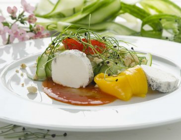 Gurkennudeln mit Spitzpaprika und Ziegenkäse
