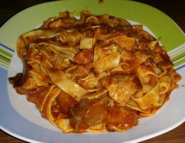 Rindersaftgulasch mit Bandnudeln in Zitronenbutter Rindersaftgulasch mit Bandnudeln in Zitronenbutter