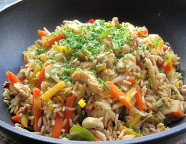Gebratener Eierreis mit Gemüse und Cashewkernen Gebratener Eierreis mit Gemüse und Cashewkernen