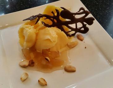 Sternanis-Eis auf Apfelstrudelmarmelade Sternanis-Eis auf Apfelstrudelmarmelade