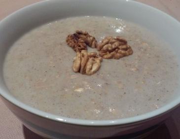 Porridge mit Bananenstücken Porridge mit Bananenstücken