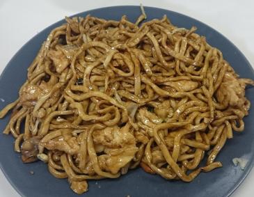 Gebratene Eiernudeln mit Schweinfleisch Gebratene Eiernudeln mit Schweinfleisch