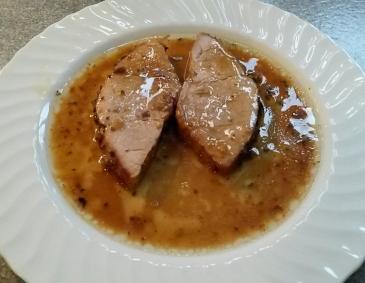 Schweinerollbraten mit Bratensaft Schweinerollbraten mit Bratensaft