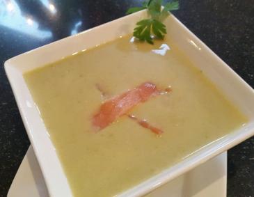Cremige Eisbergsalatsuppe mit geräuchertem Lachs Cremige Eisbergsalatsuppe mit geräuchertem Lachs