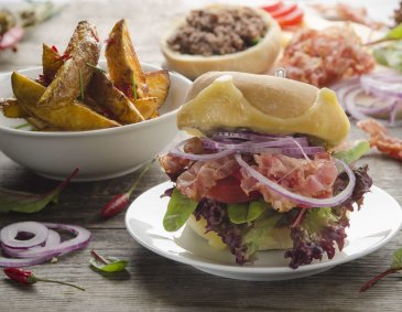 Sloppy-Burger mit Chili-Fries