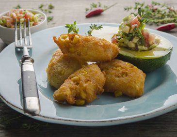 Maisfritters mit Avocado-Relish Maisfritters mit Avocado-Relish