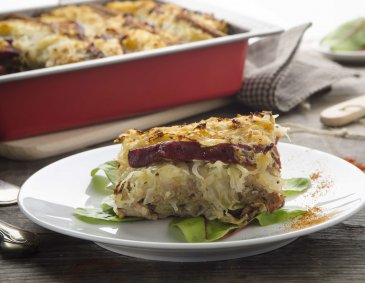 Roggenbrot-Schichtauflauf mit Schnittlauchsauce