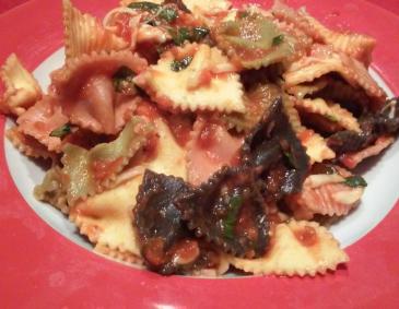 Bunte Farfalle mit Tomatensauce Bunte Farfalle mit Tomatensauce