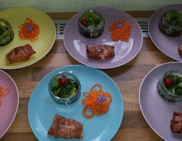 Blattsalat mit Eifler Ziegenkäse im Speckmantel Blattsalat mit Eifler Ziegenkäse im Speckmantel
