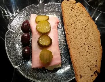 Schinkenrolle mit Kräutergervais Schinkenrolle mit Kräutergervais