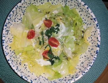 Eisbergsalat mit Joghurt-Dip Eisbergsalat mit Joghurt-Dip