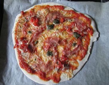 Pizza Salami und Pesto Pizza Salami und Pesto