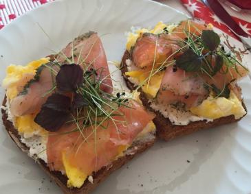 Frühstück mit Lachsforelle und Eierspeise Frühstück mit Lachsforelle und Eierspeise