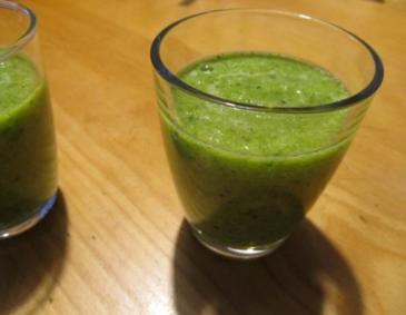 Smoothie mit Kiwi, Spinat und Sellerie Smoothie mit Kiwi, Spinat und Sellerie